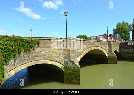 Arundel Straßenbrücke über den Fluss Arun, Arundel, West Sussex, England, Vereinigtes Königreich Stockfoto