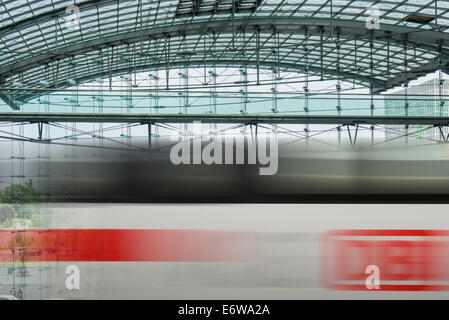 BERLIN, Deutschland - 10. August 2013: Passing ICE-Zuges mit Marken der Deutschen Bahn am Hauptbahnhof Berlin, Hauptbahnhof Stockfoto