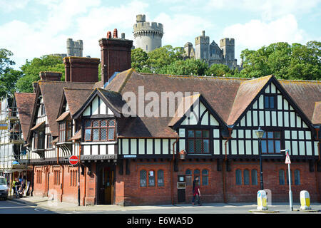 Blick auf Stadt und Burg, High Street, Arundel, West Sussex, England, Vereinigtes Königreich Stockfoto