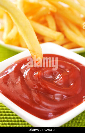 Pommes Frites und Tomatenketchup in weiße Schale. Gebratene Kartoffeln Stockfoto