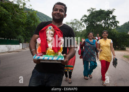 Jaipur, Indien. 31. August 2014. Ein Mann trägt die Statue des elefantenköpfigen Gottes Ganesh in Jaipur, Rajasthan Indien, 31. August 2014. Elefanten gelten als heilige Tiere in Indien, denn sie weithin als Transport-Werkzeuge seit der Antike verwendet wurden. Ganesh Chaturthi Festival feiert man in Indien als der Geburtstag der elefantenköpfige hinduistische Gott Ganesha, die weit von den Hindus als Gott der Weisheit, Wohlstand und Glück verehrt wird. Elefanten in Indien dienen heute hauptsächlich für touristische Attraktion. Bildnachweis: Xinhua/Alamy Live-Nachrichten Stockfoto