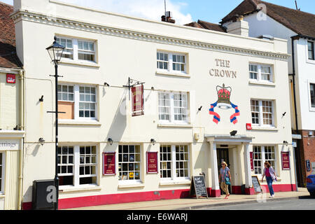 The Crown Hotel aus dem 16. Jahrhundert, High Street, Emsworth, Hampshire, England, Vereinigtes Königreich Stockfoto