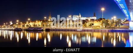 Panoramablick über Szczecin (Stettin) Stadt mit Schloss der Pommerschen Herzöge bei Nacht, Polen. Stockfoto