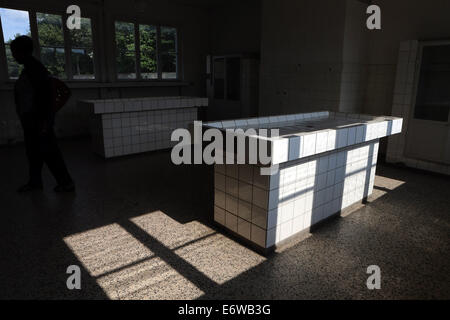 (140901) - FRANKFURT (Deutschland), 1. September 2014 (Xinhua)--Foto am 21. August 2014 zeigt die Platte im ehemaligen Konzentrationslager Sachsenhausen Nazi in Oranienburg bei Berlin, Deutschland. KZ Sachsenhausen Nazi wurde in Oranienburg ca. 35 km nördlich von Berlin im Jahre 1936 errichtet und etwa 220.000 Menschen zwischen 1936 und 1945 inhaftiert. Der Ort diente nun als Gedenkstätte und Museum über die Geschichte in der authentischen Umgebung, darunter die Reste von Gebäuden und anderen Relikten des Lagers zu lernen. (Xinhua/Luo Huanhuan) Stockfoto