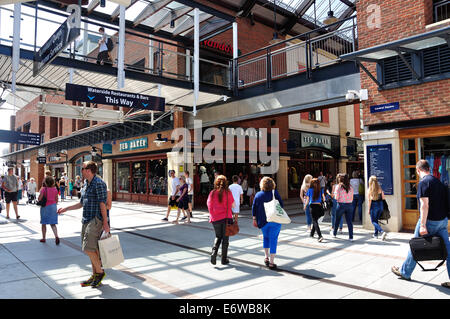 Verkaufsstellen in Central Square, Gunwharf Quays, Portsmouth, Hampshire, England, Vereinigtes Königreich Stockfoto