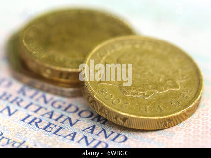 Nahaufnahme von einigen britischen Pfund-Münzen auf Pass Stockfoto