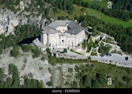 LUFTAUFNAHME. Fort Marie Christine. Teil der Esseillon Forts, Avrieux, Savoie, Auvergne-Rhône-Alpes, Frankreich. Stockfoto