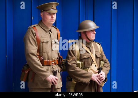 Erster Weltkrieg, erster Weltkrieg, Soldaten und Uniformen des Ersten Weltkriegs in Liverpool, Merseyside, Großbritannien, 31. August 2014. Soldaten und Uniformen aus dem 1. Weltkrieg, während Prinz Edward die Liverpool Pals-Gedenkfeier besucht und die Liverpool Pals nachstellt, die sich anmelden, um Lord Derbys Ruf nach Rekruten aus dem 1. Weltkrieg 100 Jahre auf den Tag zu antworten, an dem es geschah. Der Erfolg von Liverpool veranlasste andere Städte, Einheiten zu bilden, wobei der Stolz der Bürger und der Gemeindegeist den Wettbewerb zur Steigerung der höchsten Zahl antrieben. Stockfoto