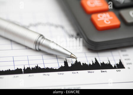 Taschenrechner und Kugelschreiber geschäftlich Graph. Pen im Mittelpunkt. Geringe Schärfentiefe. Close-up. Stockfoto