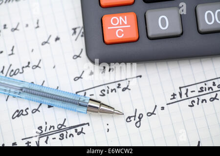 Gleichungen Nahaufnahme. Hausaufgaben. Mathematisches Problem zu lösen. Pen im Mittelpunkt. Geringe Schärfentiefe. Stockfoto