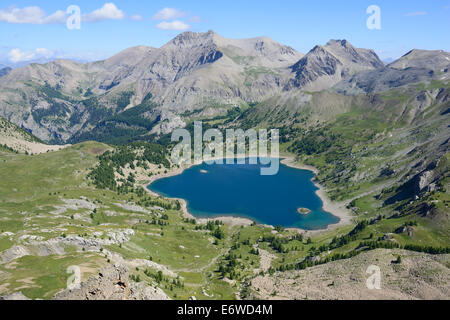 Der höchstgelegene See Westeuropas auf einer Höhe von 2228 Metern Meereshöhe. Lake Allos, Nationalpark Mercantour, Alpes-de-Haute-Provence, Frankreich. Stockfoto