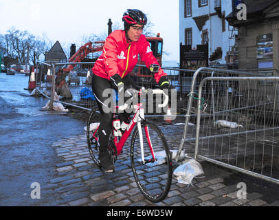 Davina McCall beginnt ihr BT Sport Relief Challenge "Davina - über Breaking Point", den Moderator zu radeln, Schwimmen und laufen über 500 Meilen von Edinburgh nach London in nur sieben Tagen sehen werden. Die 46-Year-Old will schwimmen in einem Einfrieren-Kälte-ope Stockfoto