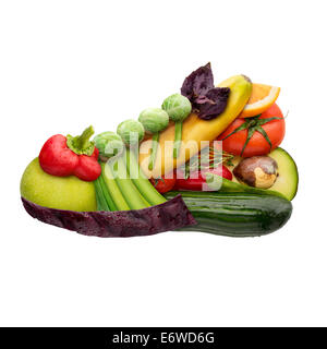 Obst und Gemüse in der Form eines Schuh-Trainers für laufende, Essenskonzept isoliert auf weißem Hintergrund. Stockfoto