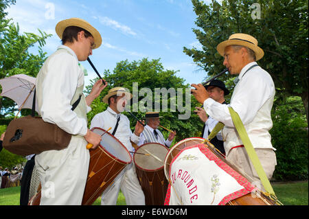 Europa, Frankreich, Bouches du Rhone, Arles. Kostüm-Tages-Festival. Folk-Gruppe. Stockfoto