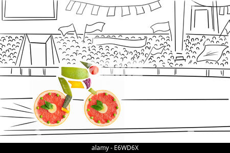 Obst und Gemüse in der Form eines Radfahrers mit dem Fahrrad auf der Spur. Stockfoto