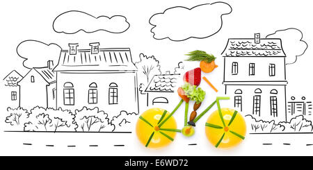 Obst und Gemüse in die Form des weiblichen Radfahrer mit dem Fahrrad in die Stadt. Stockfoto