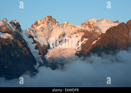 3883 Meter hohes Pic Gaspard auf der linken Seite und 3984 Meter hohes La Meije auf der rechten Seite. Ecrins-Nationalpark, Hautes-Alpes, Frankreich. Stockfoto