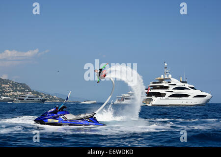 Junger Mann beim Flyboarding in der Baie des Fourmis. Beaulieu-sur-Mer, Alpes-Maritimes, Französische Riviera, Frankreich. Stockfoto