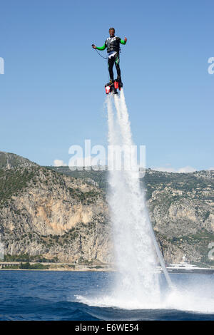 Junger Mann beim Flyboarding in der Baie des Fourmis. Beaulieu-sur-Mer, Alpes-Maritimes, Französische Riviera, Frankreich. Stockfoto