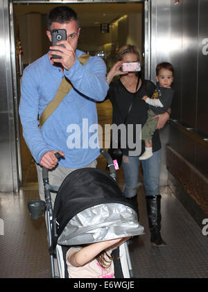 Sarah Michelle Gellar und Ehemann Freddie Prinze, Jr. kommen am Flughafen von Los Angeles International (LAX) mit ihrer Tochter Charlotte und Sohn Rocky Featuring: Sarah Michelle Gellar, Freddie Prinze, Jr., felsigen Prinze, Charlotte Prinze Where: Los Angeles, Motor Stockfoto