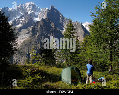 Wildes Campen im Lärchenwald in der Nähe von Col Checrouit, Italien, mit dem Mont Blanc hinter Stockfoto