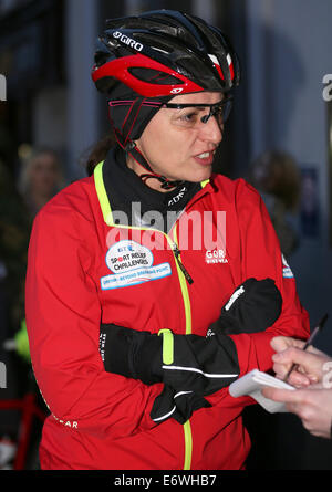 Davina McCall verlässt ein Hotel in Keswick, Tag 2 von ihrem BT Sport Relief Challenge "Davina - über Breaking Point", wird den Moderator zu radeln, Schwimmen und laufen über 500 Meilen von Edinburgh nach London in nur sieben Tagen beginnen. 46-Year-old Stockfoto