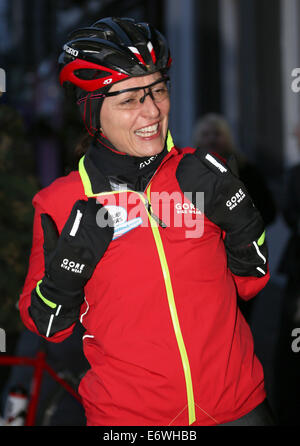 Davina McCall verlässt ein Hotel in Keswick, Tag 2 von ihrem BT Sport Relief Challenge "Davina - über Breaking Point", wird den Moderator zu radeln, Schwimmen und laufen über 500 Meilen von Edinburgh nach London in nur sieben Tagen beginnen. 46-Year-old Stockfoto