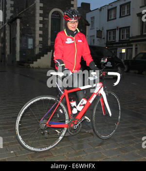 Davina McCall verlässt ein Hotel in Keswick, Tag 2 von ihrem BT Sport Relief Challenge "Davina - über Breaking Point", wird den Moderator zu radeln, Schwimmen und laufen über 500 Meilen von Edinburgh nach London in nur sieben Tagen beginnen. 46-Year-old Stockfoto