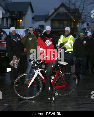 Davina McCall verlässt ein Hotel in Keswick, Tag 2 von ihrem BT Sport Relief Challenge "Davina - über Breaking Point", wird den Moderator zu radeln, Schwimmen und laufen über 500 Meilen von Edinburgh nach London in nur sieben Tagen beginnen. 46-Year-old Stockfoto