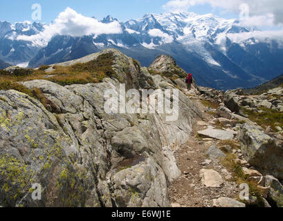 Le Tour du Montblanc, Grand Balcon Sud, Aiguilles Rouges, Chamonix, Frankreich mit Mont Blanc und der Aiguille du Midi hinter Stockfoto