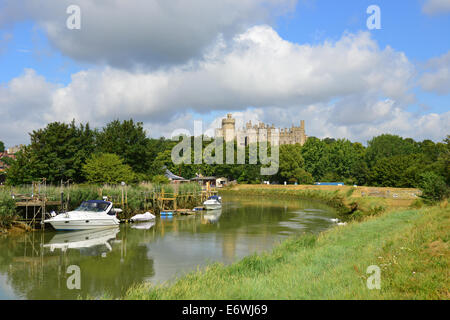 Ansicht von Arundel Castle und die Stadt vom Ufer des Flusses Arun, Arundel, West Sussex, England, Vereinigtes Königreich Stockfoto