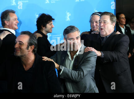 64. Internationalen Filmfestspiele Berlin (Berlinale) - "The Monuments Men" Photocall mit: Jean Dujardin, George Clooney, John Goodman wo: Berlin, Deutschland bei: 8. Februar 2014 Stockfoto