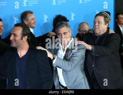 64. Internationalen Filmfestspiele Berlin (Berlinale) - "The Monuments Men" Photocall mit: Jean Dujardin, George Clooney, John Goodman wo: Berlin, Deutschland bei: 8. Februar 2014 Stockfoto