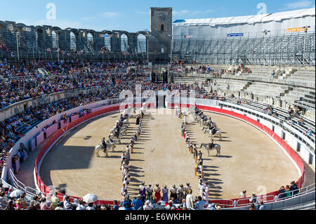 Europa, Frankreich, Bouches-du-Rhône, Arles. Tag-Kostüm. Königin von Arles und ihrer Prinzessinnen in der Arena. Stockfoto