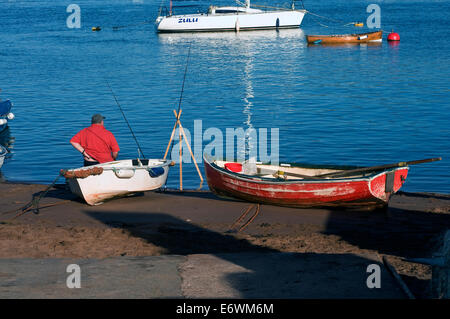 Angeln auf dem Fluß Teign, Teignmouth Strand, zurück, Strand, Strand, blau, Boot, Cloud, Küste, Küste, bunt, Dawlish, Devon, Engl Stockfoto