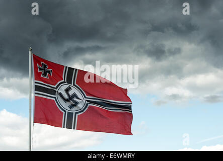 WWII deutsche Marine Schlacht Flagge bei der Re-Enactment militärische Odyessy zu zeigen, Detling, Kent, UK Stockfoto