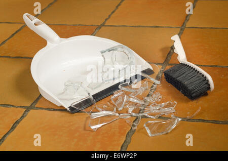 Reste Haufen Glasscherben am Boden nach Unfall und Glas aus nassen Händen gerutscht umgestoßen Stockfoto