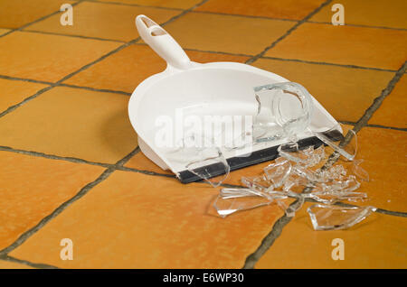 Reste Haufen Glasscherben am Boden nach Unfall und Glas aus nassen Händen gerutscht umgestoßen Stockfoto