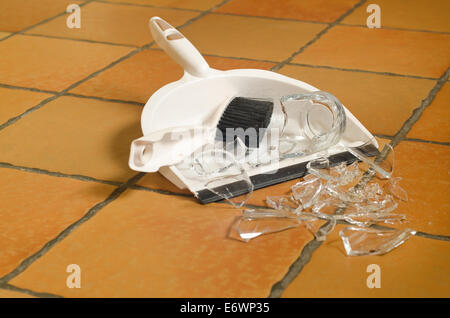 Reste Haufen Glasscherben am Boden nach Unfall und Glas aus nassen Händen gerutscht umgestoßen Stockfoto