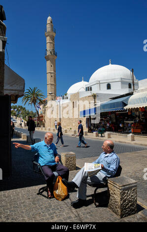 Ältere Männer ruhen vor Hassan Bek Mosque, Altstadt von Jaffa, Israel Stockfoto