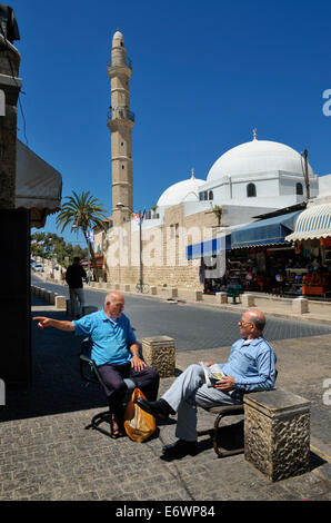 Ältere Männer ruhen vor Hassan Bek Mosque, Altstadt von Jaffa, Israel Stockfoto