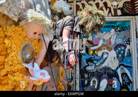 Kunst-Installation in Jaffa, hergestellt aus Puppen, Spielzeug, alte Haushalt und Werkstatt Zeug und Spray-Schaum, Tel Aviv, Israel Stockfoto