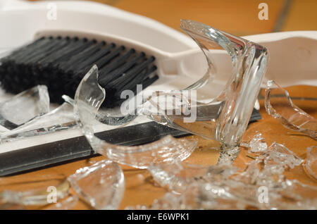 Reste Haufen Glasscherben am Boden nach Unfall und Glas aus nassen Händen gerutscht umgestoßen Stockfoto