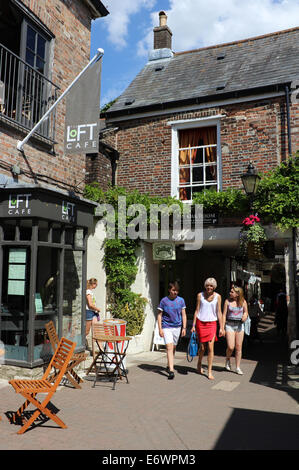 England Dorset Dorchester Antilope Spaziergang eine freie Verkehrsfläche von kleinen Läden und Restaurants zwischen South Street und St. Dreifaltigkeit Stockfoto