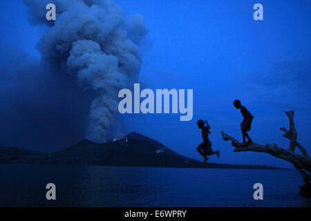 Kinder auf Matupit Insel. Sie haben nie ihre Insel andere dann in Asche, bedeckt, Tavurvur Vulkan, Rabaul, Osten neue Bri bekannt. Stockfoto