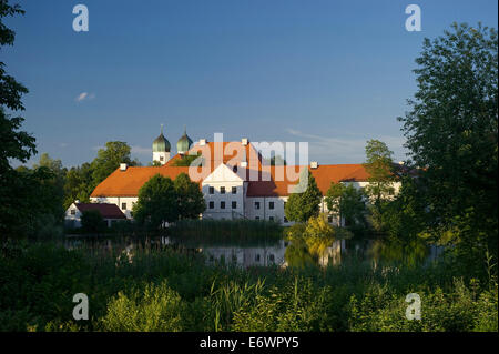 Seeon Abbey reflektiert in den See, Seeon, Chiemgau, Bayern, Deutschland Stockfoto