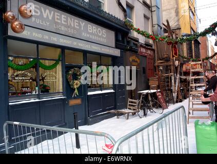 Dame Lane ist bedeckt, Weihnachtsschmuck und einer dicken Schicht Salz, wie Schnee auf dem Set von Showtime TV-Serie "Penny Dreadful produzierten" schießen schießen in Dublin zu verdoppeln...  Mitwirkende: Penny Dreadful einstellen, wo: Dublin, Irland bei: 10. Februar 2014 Stockfoto