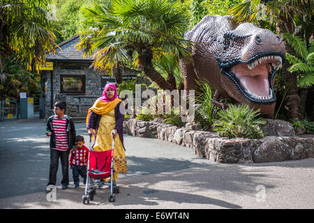 Die lebensgroße Dinosaurier im nationalen Schauhöhlen Centre für Wales, Abercrave, Swansea. Stockfoto