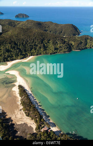 Luftaufnahme der Awaroa Bucht, türkise Farbe des Meeres, Abel Tasman Nationalpark, Tasman District, South Island, neuem Eifer Stockfoto