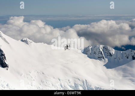 Helikopter-Rundflug über verschneite Berge, Südalpen, Südinsel, Neuseeland Stockfoto